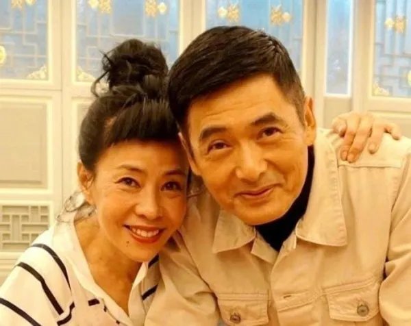 周润发捐款56亿元真实原因 老婆为什么不能生育