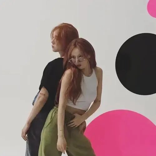 泫雅与金晓钟将合体出道，迄今为止两人已恋爱6年，他们当初是如何结缘的