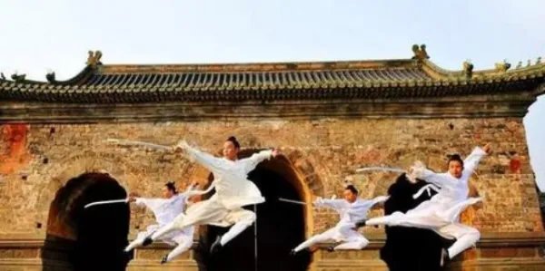 一名小伙用手机拍出专业级短片，为完成作品他付出了什么？