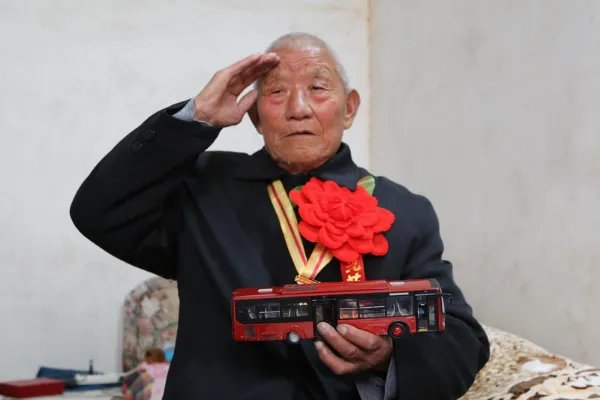 成都大爷街头口哨吹奏爱国歌曲，对此你有何评价？