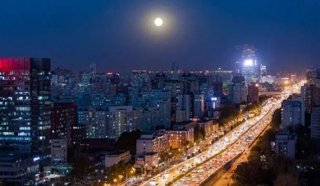 2020首个超级月亮亮相 超级大月亮长什么样呢