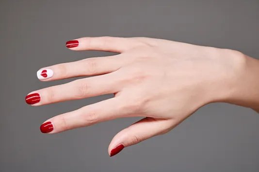 手指甲有白点是怎么回事