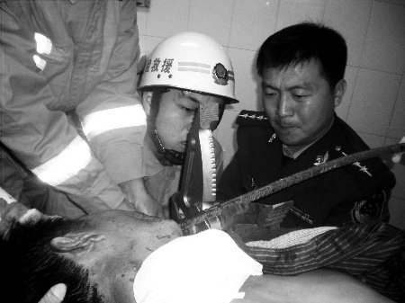 河南6人掉入面筋加工作坊物料罐死亡，事故发生的原因可能是什么？如何保证安全生产？