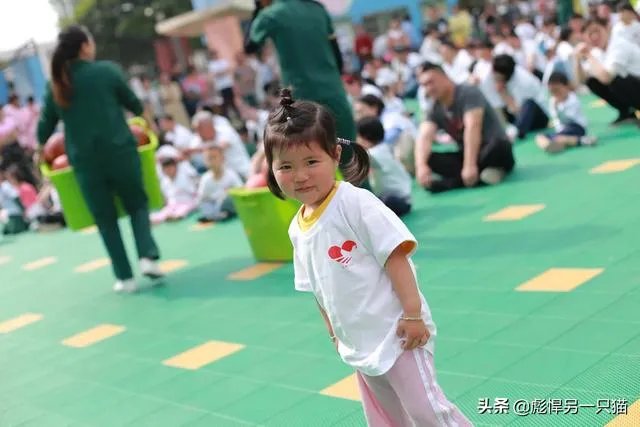 我们三个一起吃饭上课，她们两关系更好一点，我像半透明一样，现在我自己吃饭上课，想问要不要删除微信？