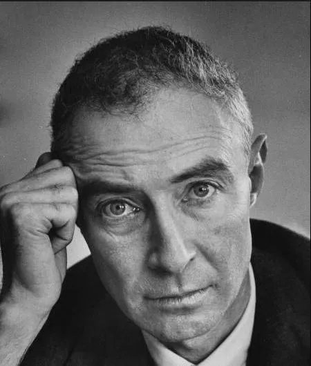 奥本海默为什么被称为美国原子弹之父