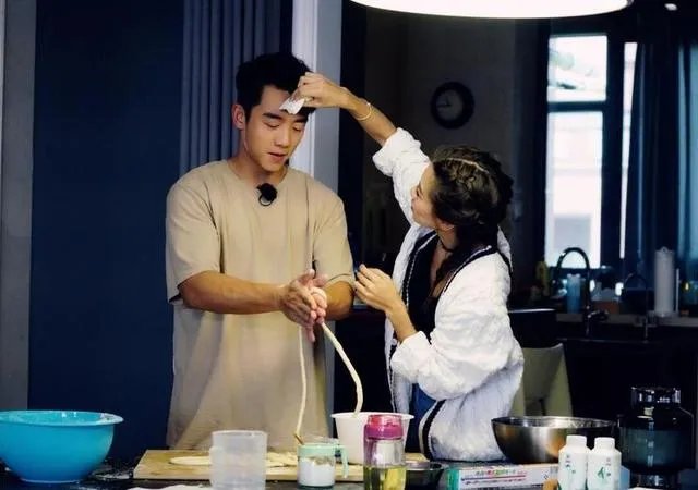 如何看待郑凯微博爆出与程晓玥分手的消息呢？