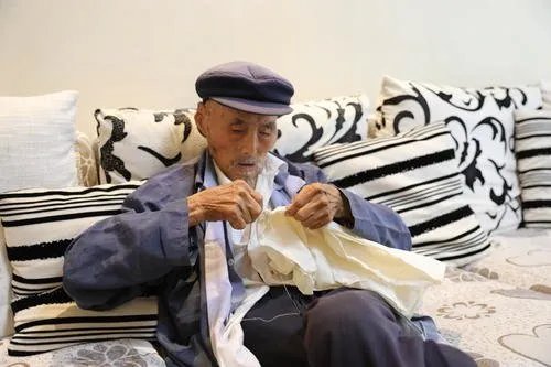 109岁老人每天骑三轮车出门遛弯，你老了会这样吗？