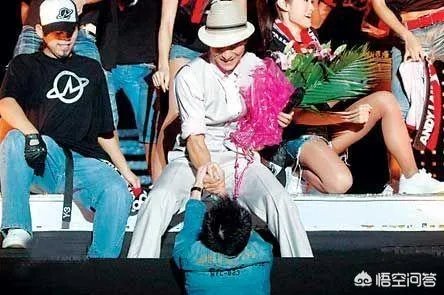 林俊杰经纪人打掉粉丝手机阻止拍摄，林毫无反应，你怎么看？