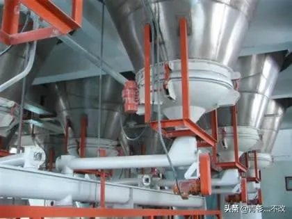 河南6人掉入面筋加工作坊物料罐死亡，事故发生的原因可能是什么？如何保证安全生产？