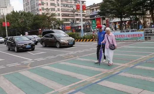 司机在斑马线急刹吓到老人，老人逼司机跪地道歉，面对这种情况你会怎么办？
