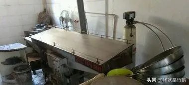 河南6人掉入面筋加工作坊物料罐死亡，事故发生的原因可能是什么？如何保证安全生产？