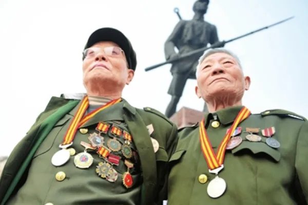 成都大爷街头口哨吹奏爱国歌曲，对此你有何评价？