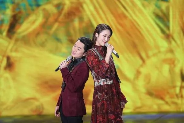 王祖蓝微博宣布二胎得女喜讯，结婚多年他与老婆李亚男的感情为什么这么好？