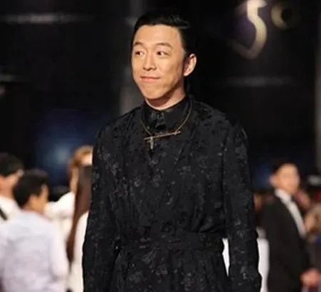 黄渤与蔡康永几次斗嘴完胜 网友还指蔡康永小气