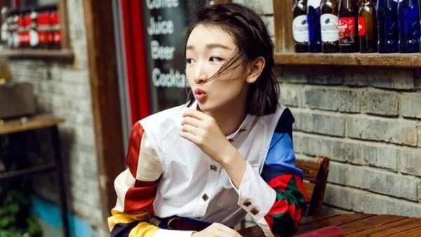 周冬雨同学聚会低调站边角，她为何如此低调？