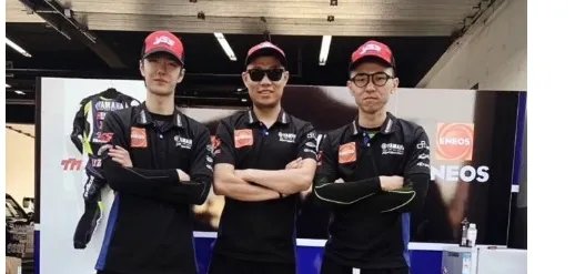 王一博躲在头盔里哭上了热搜，他真的很爱自己赛车手的职业吗？