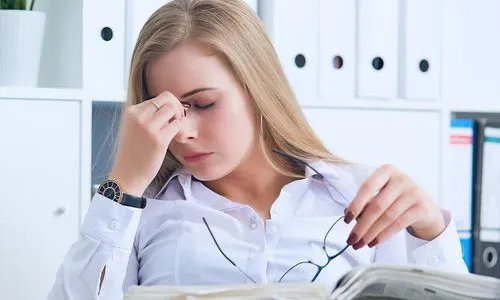 员工长期加班回家后猝死，该员工猝死是加班导致的吗？