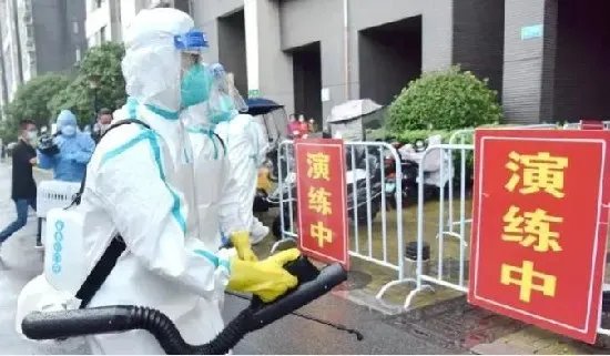 美国小学老师摘口罩朗读传染学生，半个班中招，小孩被感染的几率有多大？