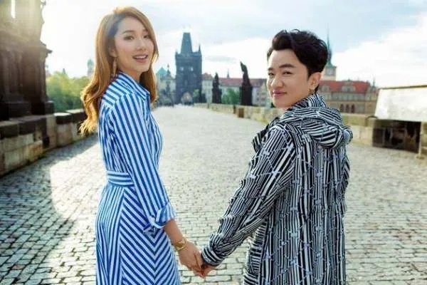 王祖蓝微博宣布二胎得女喜讯，结婚多年他与老婆李亚男的感情为什么这么好？