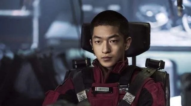 屈楚萧否认恋情，万籽麟回应被分手，屈楚萧到底是个怎样的人？