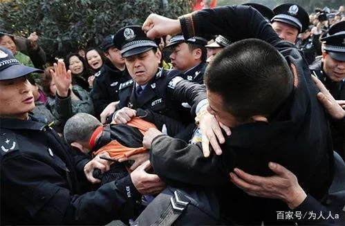 温州一小学门口男子冒充家长接孩子，这名男子到底是不是人贩子？