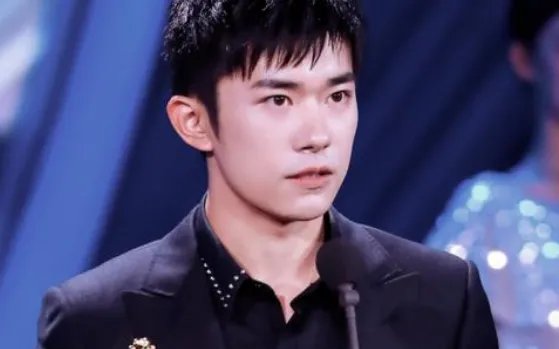 易烊千玺获百花奖最佳新人奖，你觉得他是实至名归吗？