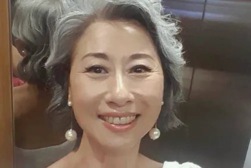 叶倩文在与港姐的聚会中大方展示白发，怎么做才能平和地接受变老？