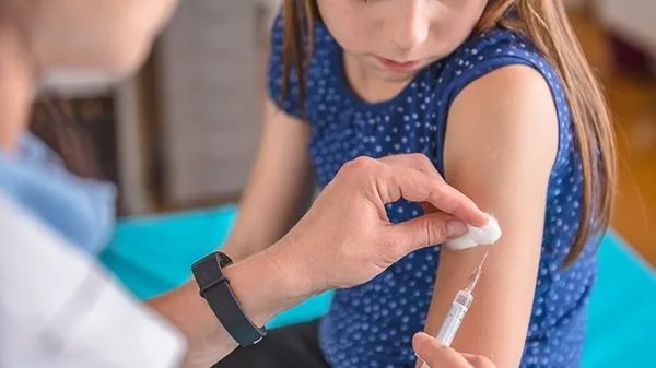 中国新冠疫苗接种超十亿剂次 年底前至少有七成目标人群接种