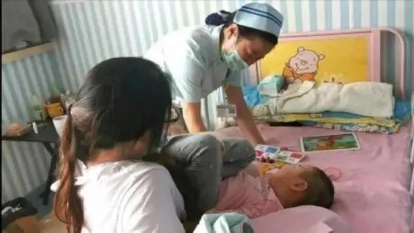 女儿两次失利，妈妈陪考后，一同考入理想学校研究生，如何看待？