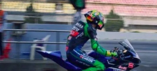 王一博躲在头盔里哭上了热搜，他真的很爱自己赛车手的职业吗？