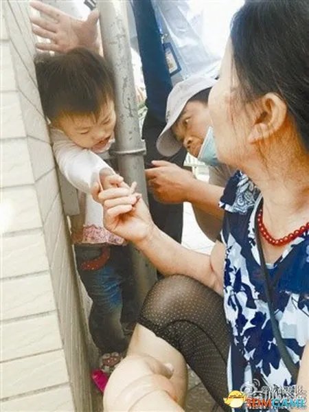 因救人迟到被骂：丑得不像个好人 到底谁更“丑”