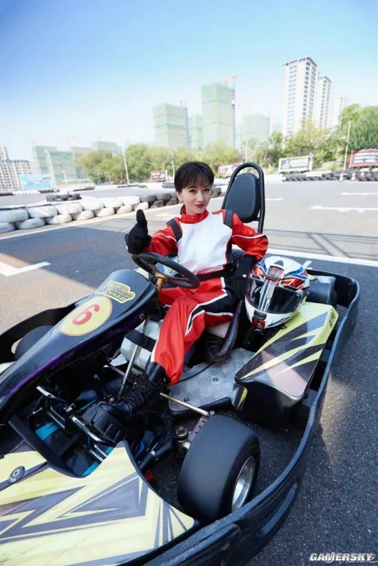 赵雅芝70岁状态登热搜引热议 粉丝质疑经纪人：让老奶奶玩滑板？