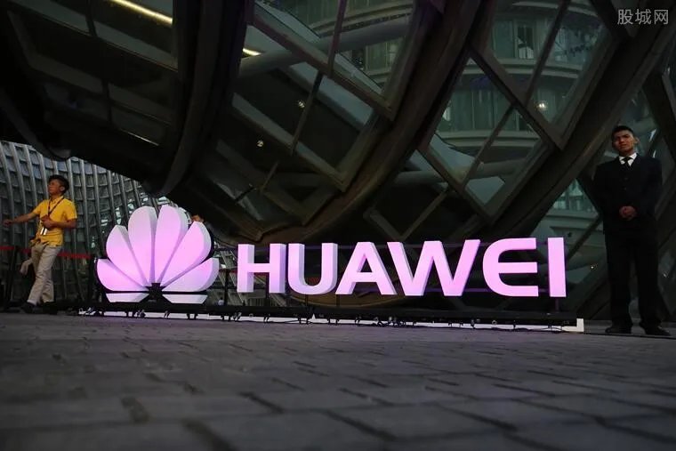 英国首相华为自拍 此举背后暗示什么