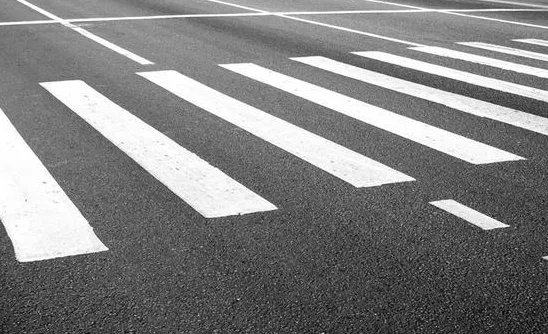 司机在斑马线急刹吓到老人，老人逼司机跪地道歉，面对这种情况你会怎么办？