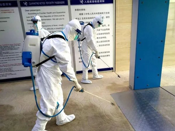 美国小学老师摘口罩朗读传染学生，半个班中招，小孩被感染的几率有多大？