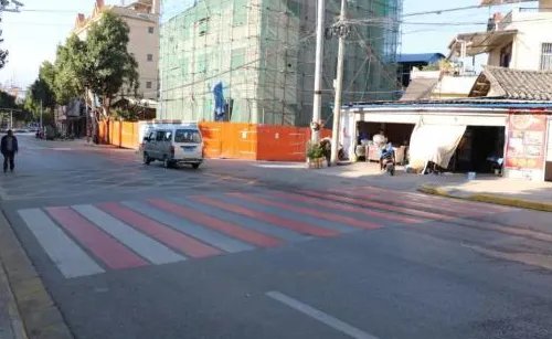 司机在斑马线急刹吓到老人，老人逼司机跪地道歉，面对这种情况你会怎么办？