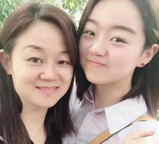 女儿两次失利，妈妈陪考后，一同考入理想学校研究生，如何看待？
