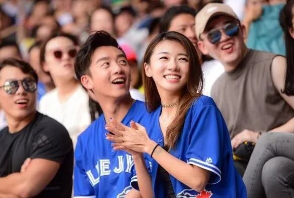 如何看待郑凯微博爆出与程晓玥分手的消息呢？