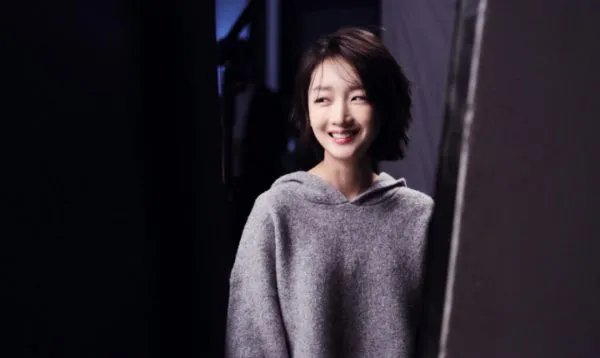 周冬雨同学聚会低调站边角，她为何如此低调？