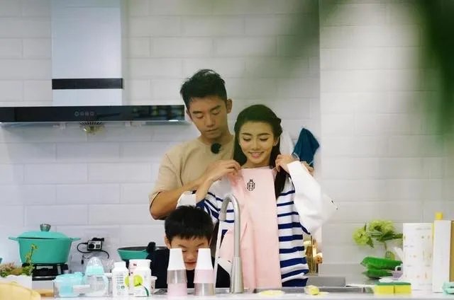 如何看待郑凯微博爆出与程晓玥分手的消息呢？