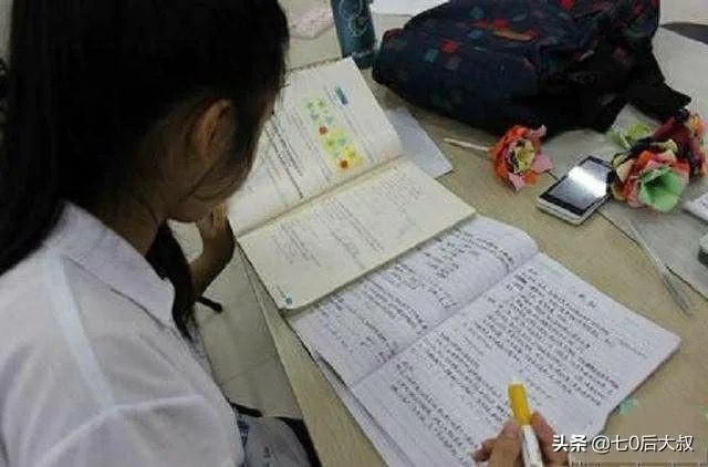 小学老师做微商遭家长投诉被查，这样的老师还有心思教书吗？