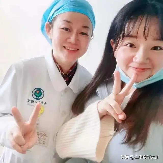 女儿两次失利，妈妈陪考后，一同考入理想学校研究生，如何看待？