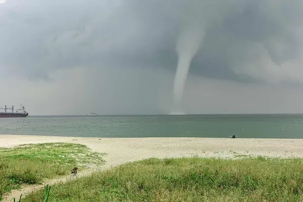 大理洱海现龙吸水，这是一种什么样的景观？