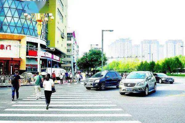 老人艰难过马路，绿灯为他多亮97秒，这有没有感动到你？