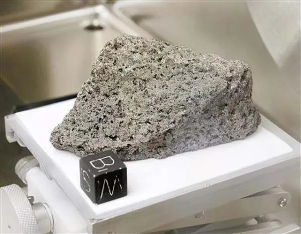 嫦娥五号任务月球样品正式交接，月壤为什么少了 200 多克？