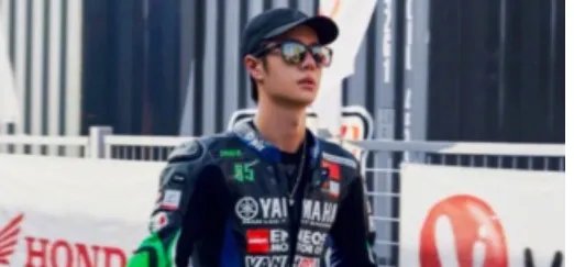 王一博躲在头盔里哭上了热搜，他真的很爱自己赛车手的职业吗？