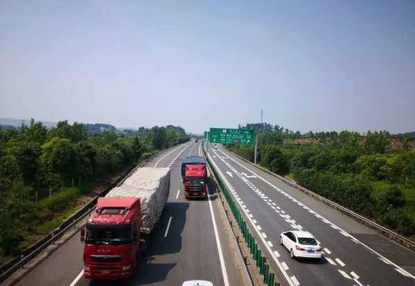 南京一对情侣吵架男子竟把女友丢在高速公路，这一行为有多危险？