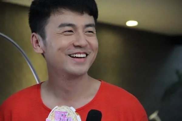 雷佳音女团粉真爱，天天看女团他老婆不会吃醋吗？