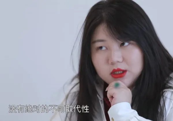 杨天真直播衣领太低是故意的吗?