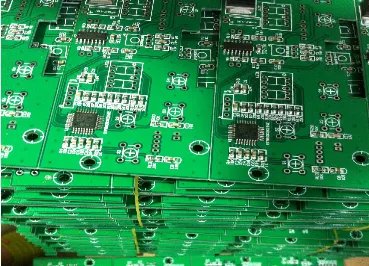 贴片LED是贴于线路板表面的吗？